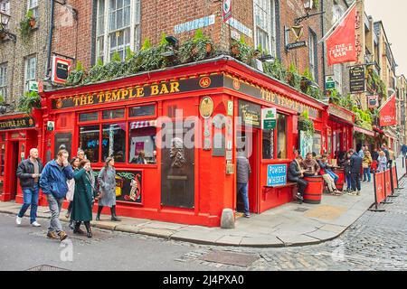 Dublin, Irland - 04.10.2022: Temple Bar ist ein berühmtes Wahrzeichen in Dublins Kulturviertel, das jedes Jahr von tausenden Touristen besucht wird. Menschen in der Nähe Stockfoto