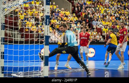 Malmoe, Schweden. 16. April 2022. Niklas Landin (1) aus Dänemark beim Handballspiel zwischen Schweden und Dänemark in der Malmö Arena in Malmoe. (Foto: Gonzales Photo/Alamy Live News Stockfoto