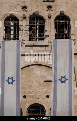Israelische Flaggen hingen vor dem Haus von Ariel Sharon, benannt nach dem ehemaligen Premierminister Ariel Sharon, der es 1987 kaufte, aber tatsächlich nie dort lebte, in der Al-Wad-Straße, die Israelis Haggai-Straße im muslimischen Viertel in der Jerusalemer Altstadt, Israel, nennen Stockfoto