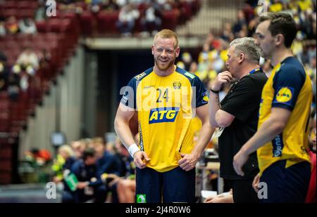 Malmoe, Schweden. 16. April 2022. Jim Gottfridsson (24) aus Schweden beim Handballspiel zwischen Schweden und Dänemark in der Malmö Arena in Malmoe. (Foto: Gonzales Photo/Alamy Live News Stockfoto