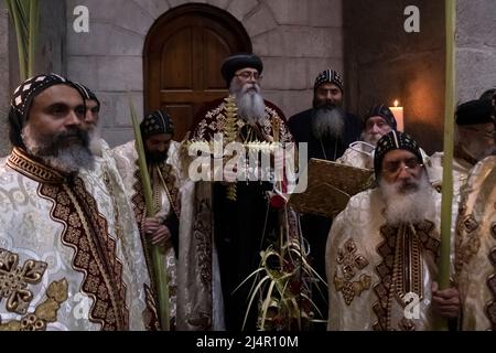 Bischof Anba Antonious der koptische Metropolit von Jerusalem und dem Nahen Osten von 22. hält ein Kreuz aus gewebten Palmen Verlässt, wie er mit anderen koptischen orthodoxen Priestern einen Gottesdienst während des Lazarus-Samstags führt, der die Aufzucht feiert Lazarus von Bethanien in der Grabeskirche in der Altstadt von Jerusalem Israel Stockfoto