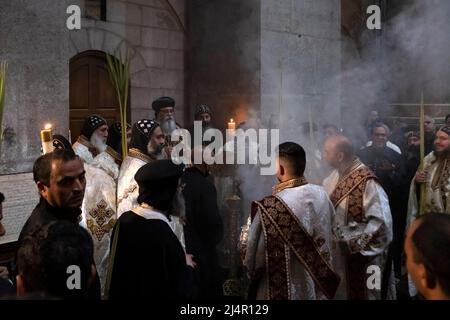 Bischof Anba Antonious, der koptische Metropolit von Jerusalem und dem Nahen Osten von 22., führt mit koptischen orthodoxen Priestern die Lazarus-Samstagsprozession, die die Auferweckung des Lazarus von Bethanien in der Grabeskirche in der Altstadt von Jerusalem Israel feiert Stockfoto