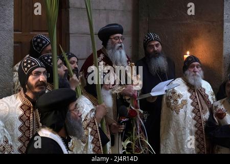 Bischof Anba Antonious, der koptische Metropolit von Jerusalem und dem Nahen Osten von 22., führt mit koptischen orthodoxen Priestern die Lazarus-Samstagsprozession, die die Auferweckung des Lazarus von Bethanien in der Grabeskirche in der Altstadt von Jerusalem Israel feiert Stockfoto