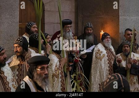 Bischof Anba Antonious, der koptische Metropolit von Jerusalem und dem Nahen Osten von 22., führt mit koptischen orthodoxen Priestern die Lazarus-Samstagsprozession, die die Auferweckung des Lazarus von Bethanien in der Grabeskirche in der Altstadt von Jerusalem Israel feiert Stockfoto