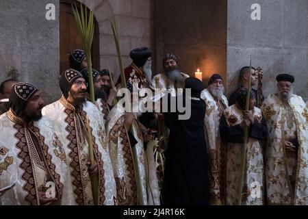 Bischof Anba Antonious, der koptische Metropolit von Jerusalem und dem Nahen Osten von 22., führt mit koptischen orthodoxen Priestern die Lazarus-Samstagsprozession, die die Auferweckung des Lazarus von Bethanien in der Grabeskirche in der Altstadt von Jerusalem Israel feiert Stockfoto