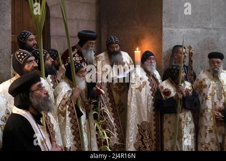 Bischof Anba Antonious, der koptische Metropolit von Jerusalem und dem Nahen Osten von 22., führt mit koptischen orthodoxen Priestern die Lazarus-Samstagsprozession, die die Auferweckung des Lazarus von Bethanien in der Grabeskirche in der Altstadt von Jerusalem Israel feiert Stockfoto