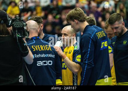 Malmoe, Schweden. 16. April 2022. Daniel Pettersson (11) aus Schweden beim Handballspiel zwischen Schweden und Dänemark in der Malmö Arena in Malmoe. (Foto: Gonzales Photo/Alamy Live News Stockfoto