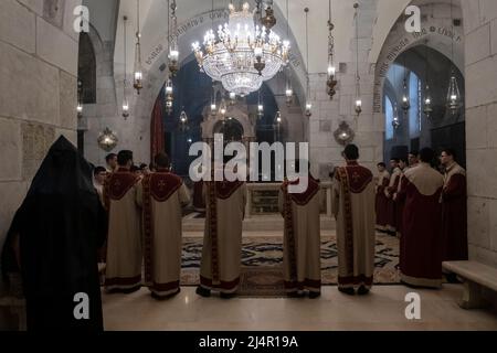 Die Mitglieder der armenisch-apostolischen Kirche nehmen an einem Gottesdienst Teil, den die Armenier den zweiten Golgatha nennen, im zweiten Stock des armenischen Klosters, das sich im südöstlichen Teil der Grabeskirche in der Altstadt von Jerusalem Israel befindet Stockfoto