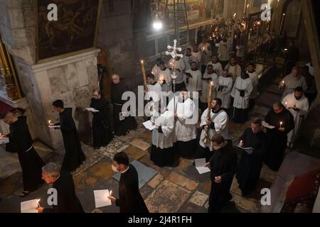 Die Franziskaner und Priester des Lateinischen Patriarchats nehmen an einem Gottesdienst während der Feier des Karsamstags in der Grabeskirche in der Altstadt von Jerusalem, Israel, Teil Stockfoto