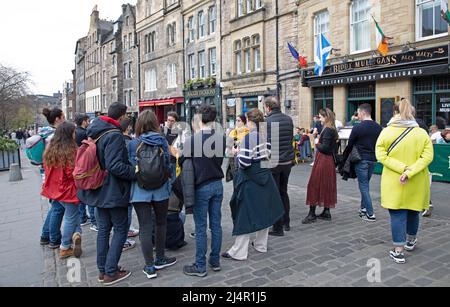 Edinburgh, Stadtzentrum, Schottland, Großbritannien. 17.. April 2022. Trüber Nachmittagssonne für den Ostersonntag mit einer Temperatur von 15 Grad nach einem bewölkten Morgen. Es ist voll mit Touristen und Leuten, die sich austragen. Im Bild: Touristen auf einer Stadtrundfahrt im Grassmarket. Kredit: Scottishrecreative/alamy Live Nachrichten. Stockfoto