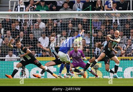 Ademola Lookman (Mitte) von Leicester City erzielt beim Premier League-Spiel im St. James' Park, Newcastle upon Tyne, das erste Tor ihres Spielers. Bilddatum: Sonntag, 17. April 2022. Stockfoto