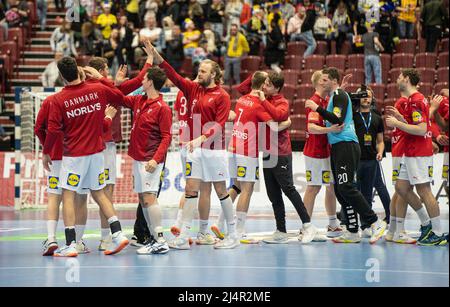 Malmoe, Schweden. 16. April 2022. Die Spieler Dänemarks sahen nach dem Sieg im Handballspiel zwischen Schweden und Dänemark in der Malmö Arena in Malmoe. (Foto: Gonzales Photo/Alamy Live News Stockfoto