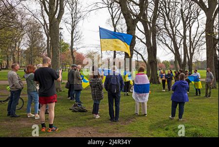 Edinburgh, Schottland, Großbritannien. 17. April 2022. 'Edinburgh mit der Ukraine' Protest gegen die russische Invasion. Ukrainische Menschen und andere Nationalitäten versammeln sich, um sich gegenseitig zu trösten und Solidarität zu zeigen. The Meadows, Edinburgh, Schottland, Großbritannien. 17.. April 2022. Kredit: Newsandmore/alamy Live Nachrichten Stockfoto