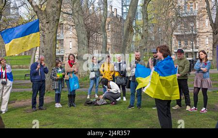 Edinburgh, Schottland, Großbritannien. 17. April 2022. 'Edinburgh mit der Ukraine' Protest gegen die russische Invasion. Ukrainische Menschen und andere Nationalitäten versammeln sich, um sich gegenseitig zu trösten und Solidarität zu zeigen. The Meadows, Edinburgh, Schottland, Großbritannien. 17.. April 2022. Kredit: Newsandmore/alamy Live Nachrichten Stockfoto