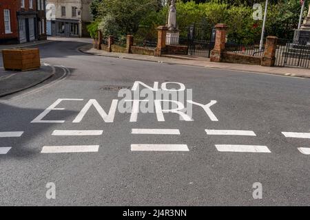 Es wurde kein Einfahrtstext auf der Straße gemalt, um die Fahrer über das Einbahnstrassystem durch das Stadtzentrum zu informieren, um die Sicherheit anderer Verkehrsteilnehmer und der Fußgängerzonen zu gewährleisten Stockfoto