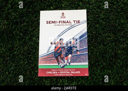 17.. April 2022, Wembley Stadium, London England: FA Cup Halbfinale, Chelsea gegen Crystal Palace; Spielprogramm mit Spielern aus beiden Clubs Stockfoto
