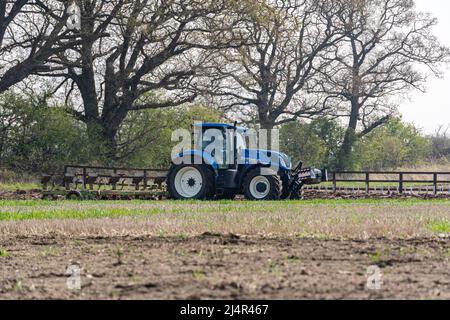 Woodbridge Suffolk UK April 15 2022: Traktor pflügt die Felder in der Landschaft von Suffolk zur Vorbereitung auf die Pflanzung von Pflanzen Stockfoto