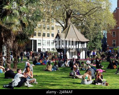 Ein Blick auf Menschen, die sich an einem sonnigen Frühlingstag in den Soho Square Gardens in London entspannen Stockfoto