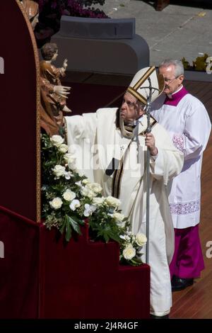 Rom, Italien. 17. April 2022. Papst Franziskus hatte den Vorsitz und feierte vor zehntausenden Menschen die Messe zum Osterfest auf dem Petersplatz. Am Ende der Messe fuhr Papst Franziskus in seinem von der fröhlichen Menschenmenge gegrüßten Popemobile durch den Petersplatz. Kredit: LSF Foto/Alamy Live Nachrichten Stockfoto