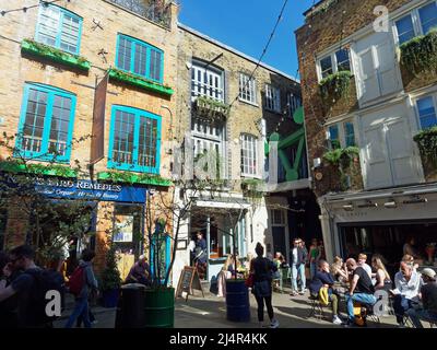 Blick auf Neal's Yard, einen farbenfrohen, versteckten Innenhof mit unabhängigen Restaurants, Bars und Geschäften im Covent Garden London Stockfoto