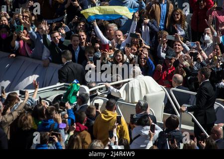 Rom, Italien. 17. April 2022. Mann winkte mit der Ukraine-Flagge, während Papst Franziskus in seinem von der fröhlichen Menge gegrüßten Popemobile durch den Petersplatz fuhr. Kredit: LSF Foto/Alamy Live Nachrichten Stockfoto