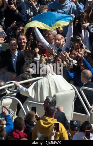 Rom, Italien. 17. April 2022. Mann winkte mit ukrainischer Flagge, während Papst Franziskus in seinem von der fröhlichen Menge gegrüßten Popemobile durch den Petersplatz fuhr. Kredit: LSF Foto/Alamy Live Nachrichten Stockfoto