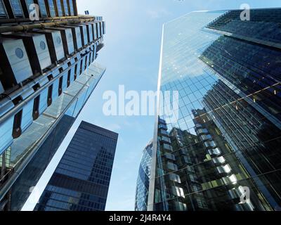 Blick auf die hoch aufragenden Wolkenkratzer in der City of London UK Stockfoto