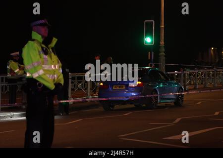 Brighton, East Sussex, Großbritannien. 17. April 2022. Eine Frau lief über die Hauptstraße an der Brighton Seafront und wurde von einem vorbeifahrenden Auto getroffen Ein Sprecher der Sussex Police sagte: „Die Beamten, die die Kollision untersuchen, würden gerne von jedem hören, der gesehen hat, was passiert ist, oder der möglicherweise relevante CCTV- oder Dashcam-Aufnahmen aus dem Gebiet aufgenommen hat. „Jeder, der Informationen hat, wird gebeten, sich online mit der Polizei in Verbindung zu setzen oder 101 anzurufen und dabei die Operation Herbst zu nennen.“ Kredit: @Dmoonuk/Alamy Live Nachrichten Stockfoto