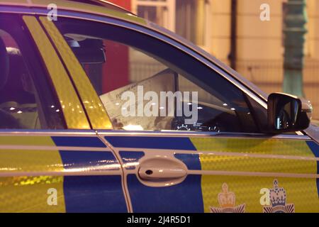 Brighton, East Sussex, Großbritannien. 17. April 2022. Eine Frau lief über die Hauptstraße an der Brighton Seafront und wurde von einem vorbeifahrenden Auto getroffen Ein Sprecher der Sussex Police sagte: „Die Beamten, die die Kollision untersuchen, würden gerne von jedem hören, der gesehen hat, was passiert ist, oder der möglicherweise relevante CCTV- oder Dashcam-Aufnahmen aus dem Gebiet aufgenommen hat. „Jeder, der Informationen hat, wird gebeten, sich online mit der Polizei in Verbindung zu setzen oder 101 anzurufen und dabei die Operation Herbst zu nennen.“ Kredit: @Dmoonuk/Alamy Live Nachrichten Stockfoto