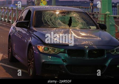 Brighton, East Sussex, Großbritannien. 17. April 2022. Eine Frau lief über die Hauptstraße an der Brighton Seafront und wurde von einem vorbeifahrenden Auto getroffen Ein Sprecher der Sussex Police sagte: „Die Beamten, die die Kollision untersuchen, würden gerne von jedem hören, der gesehen hat, was passiert ist, oder der möglicherweise relevante CCTV- oder Dashcam-Aufnahmen aus dem Gebiet aufgenommen hat. „Jeder, der Informationen hat, wird gebeten, sich online mit der Polizei in Verbindung zu setzen oder 101 anzurufen und dabei die Operation Herbst zu nennen.“ Kredit: @Dmoonuk/Alamy Live Nachrichten Stockfoto