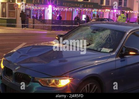 Brighton, East Sussex, Großbritannien. 17. April 2022. Eine Frau lief über die Hauptstraße an der Brighton Seafront und wurde von einem vorbeifahrenden Auto getroffen Ein Sprecher der Sussex Police sagte: „Die Beamten, die die Kollision untersuchen, würden gerne von jedem hören, der gesehen hat, was passiert ist, oder der möglicherweise relevante CCTV- oder Dashcam-Aufnahmen aus dem Gebiet aufgenommen hat. „Jeder, der Informationen hat, wird gebeten, sich online mit der Polizei in Verbindung zu setzen oder 101 anzurufen und dabei die Operation Herbst zu nennen.“ Kredit: @Dmoonuk/Alamy Live Nachrichten Stockfoto