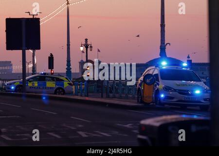 Brighton, East Sussex, Großbritannien. 17. April 2022. Eine Frau lief über die Hauptstraße an der Brighton Seafront und wurde von einem vorbeifahrenden Auto getroffen Ein Sprecher der Sussex Police sagte: „Die Beamten, die die Kollision untersuchen, würden gerne von jedem hören, der gesehen hat, was passiert ist, oder der möglicherweise relevante CCTV- oder Dashcam-Aufnahmen aus dem Gebiet aufgenommen hat. „Jeder, der Informationen hat, wird gebeten, sich online mit der Polizei in Verbindung zu setzen oder 101 anzurufen und dabei die Operation Herbst zu nennen.“ Kredit: @Dmoonuk/Alamy Live Nachrichten Stockfoto