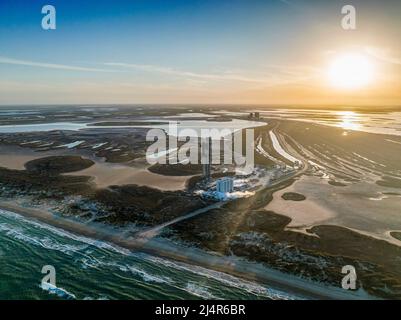 CAPE CANAVERAL, FLORIDA, USA - 16. März 2022 - Luftaufnahme des Starship Super Heavy auf seiner Startrampe auf der US-Luftwaffenstation Cape Canaveral in Florid Stockfoto