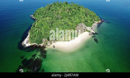 TROPISCHE INSEL IN RIO DE JANEIRO - BRASILIEN Stockfoto