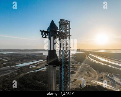 CAPE CANAVERAL, FLORIDA, USA - 16. März 2022 - Luftaufnahme des Starship Super Heavy auf seiner Startrampe auf der US-Luftwaffenstation Cape Canaveral in Florid Stockfoto
