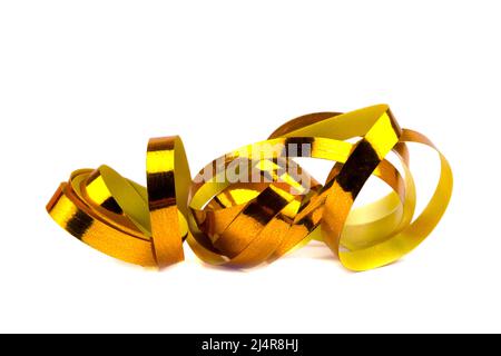 Goldband isoliert auf weißem Hintergrund, glänzend lockige weihnachtsdekoration. Geschenke, goldene weihnachtsgeschenke Konzept. Stockfoto