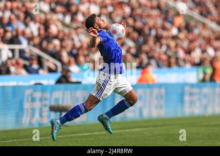 James Justin #2 von Leicester City steuert den Ball Stockfoto