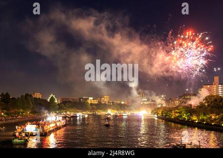 Feuerwerk und Rauch über den Feierlichkeiten der Tenjin Matsuri entlang des Flusses in Osaka Stockfoto