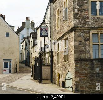 Gewundene gepflasterte Straßen in der Altstadt von Chepstow.Five Alls Pub, Hocker Hills Street. Stockfoto