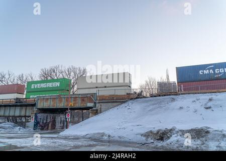 März 17 2022 - Winnipeg Manitba Canada - Lokomotive mit Containern über eine Brücke Stockfoto