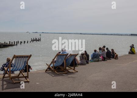 Southend-on-Sea, Großbritannien. 17. April 2022. Die Menschen genießen die Sonne und das Meer am Strand. Trotz einer kühlen Brise bringt 18c einen geschäftigen Tag an die Küste für Ostersonntag an den Attraktionen am Meer in Southend. Penelope Barritt/Alamy Live News Stockfoto