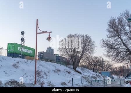 März 17 2022 - Winnipeg Manitba Canada - Lokomotive mit Containern über eine Brücke Stockfoto