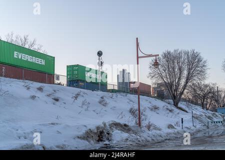 März 17 2022 - Winnipeg Manitba Canada - Lokomotive mit Containern über eine Brücke Stockfoto