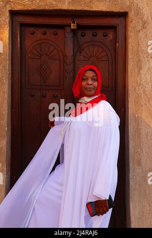 Porträt, Dubai Expo, Weltausstellung, umwerfend schöne islamische, afrikanische Frau mit atemberaubenden Blick in Al Seef am Dubai Creek Stockfoto