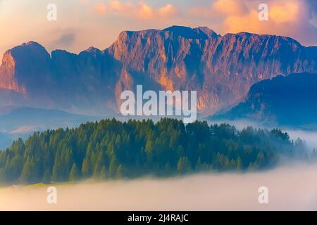 Die Seiser Alm ist ein Dolomitenplateau und die größte Höhenwiese Europas. Befindet sich in der italienischen Provinzregierung Südtirol Stockfoto