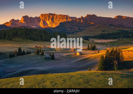 Die Seiser Alm (Duits; Seiser Alm) liegt auf dem Dolomitenplateau und ist eine der größten alpenweide auf der großen hoogte van Europa. In Italiaanse provincie zu Stockfoto