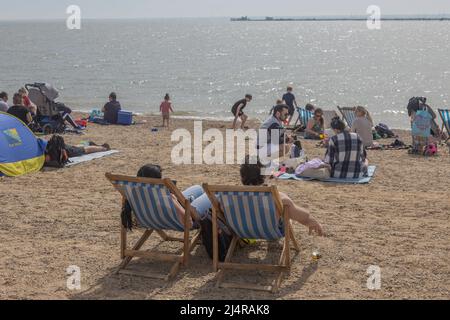 Southend-on-Sea, Großbritannien. 17. Apr 2022.die Menschen genießen die Sonne und das Meer am Strand. Trotz einer kühlen Brise bringt 18c einen geschäftigen Tag an die Küste für Ostersonntag an den Attraktionen am Meer in Southend. Penelope Barritt/Alamy Live News Stockfoto