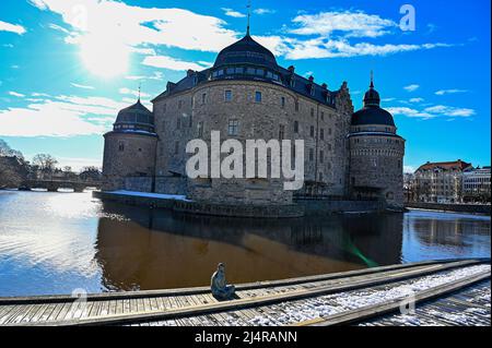 Altes Steinschloss in Orebro Schweden genannt Orebro Castle april 11 2022 Stockfoto