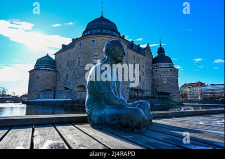 Altes Steinschloss in Orebro Schweden genannt Orebro Castle april 11 2022 Stockfoto