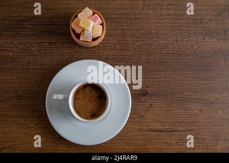 Traditionelles türkisches Vergnügen und türkischer Kaffee auf einem Holzhintergrund, Blick von oben Stockfoto